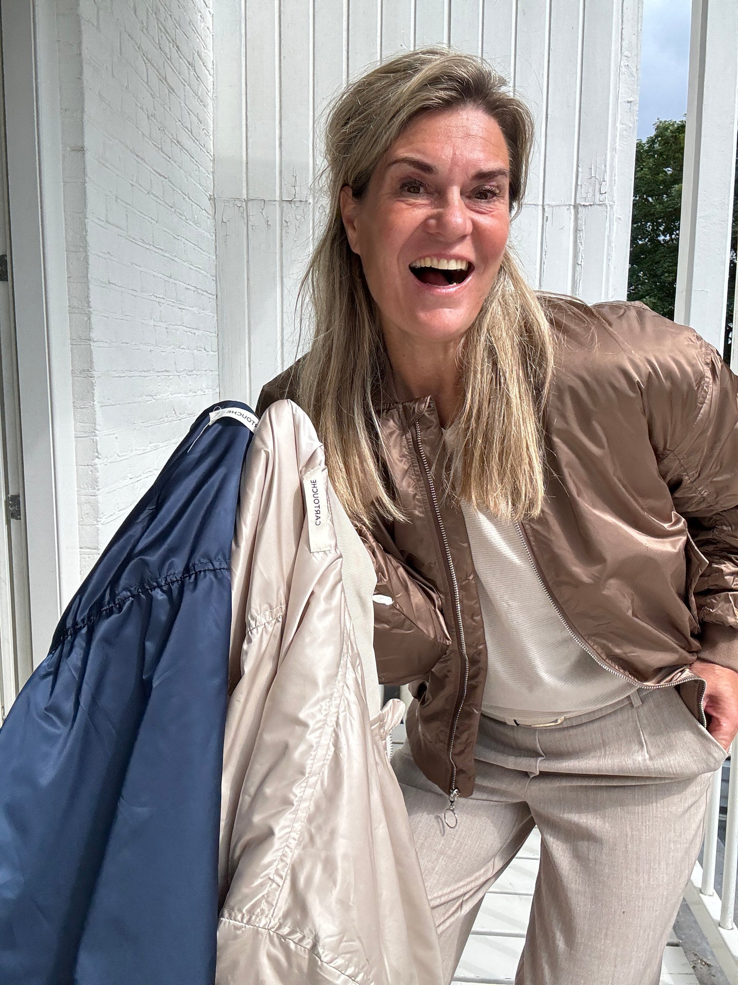 Olivia™ – Satiini­pintainen bomber-takki