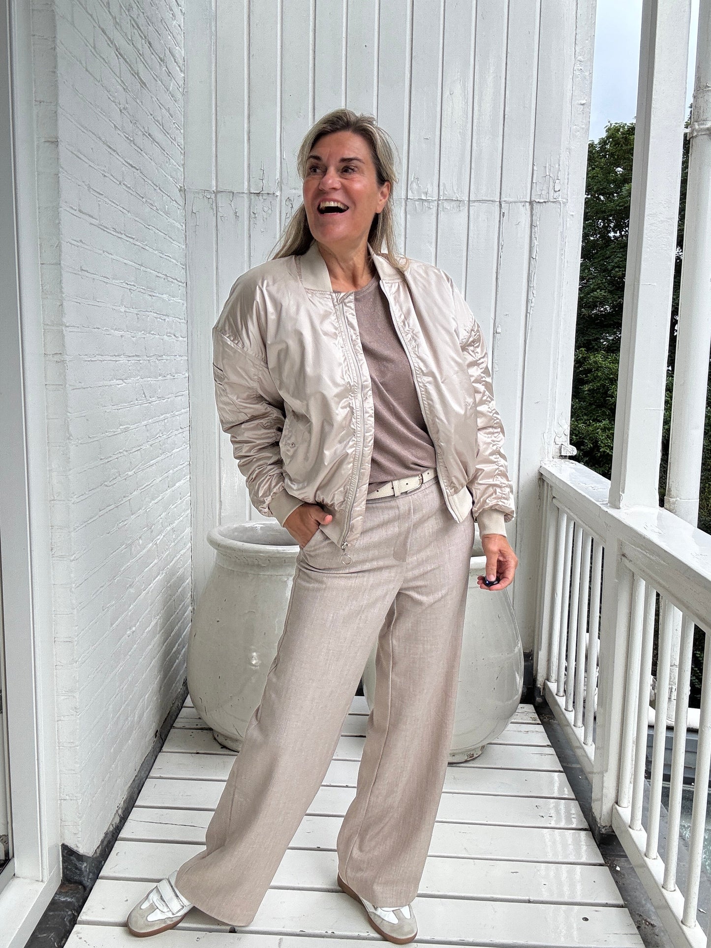 Olivia™ – Satiini­pintainen bomber-takki