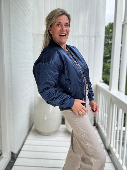 Olivia™ – Satiini­pintainen bomber-takki