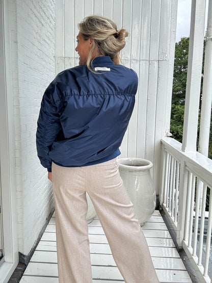 Olivia™ – Satiini­pintainen bomber-takki