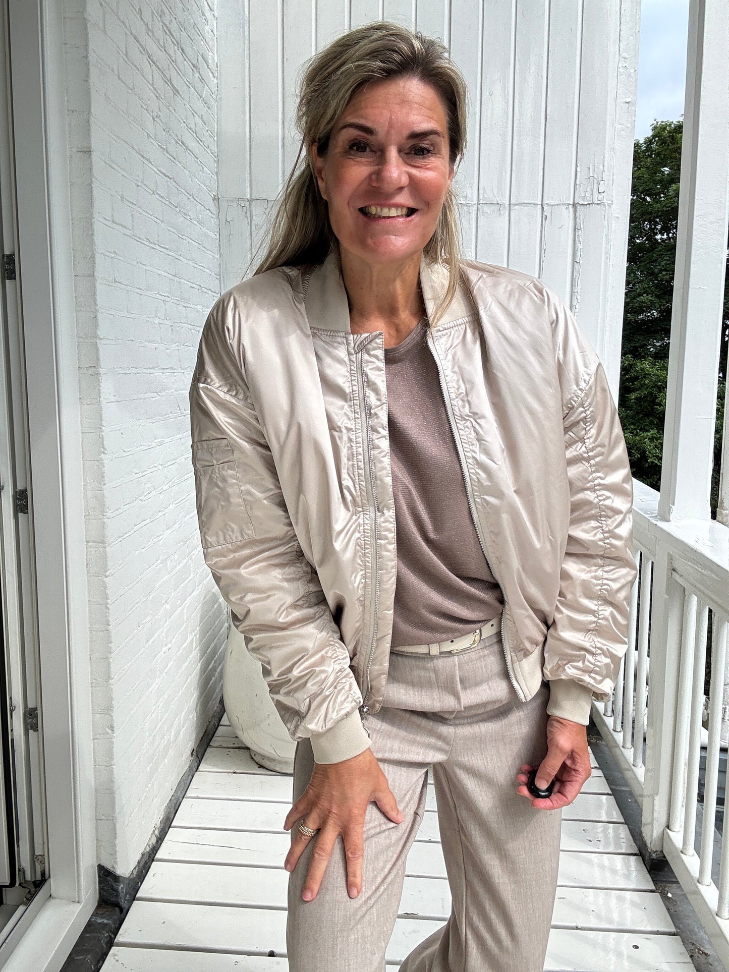 Olivia™ – Satiini­pintainen bomber-takki
